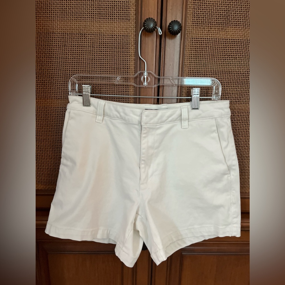 Banana Republic shorts size 6. Excellent condition.